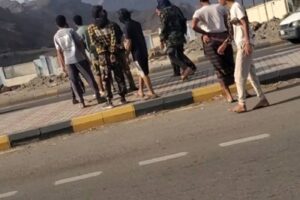 عدن.. اطلاق النار على تجمعات لمسلحين أمام المعسكرات بعد هروب قوات المجلس الإنتقالي