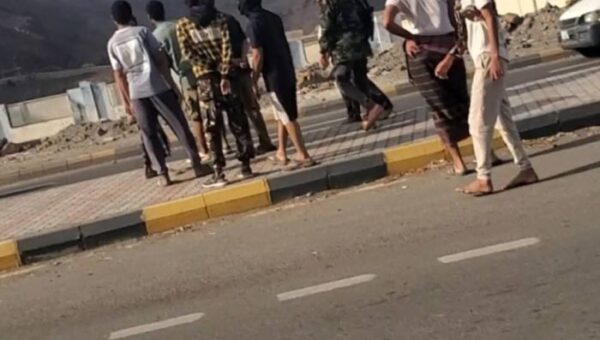 عدن.. اطلاق النار على تجمعات لمسلحين أمام المعسكرات بعد هروب قوات المجلس الإنتقالي