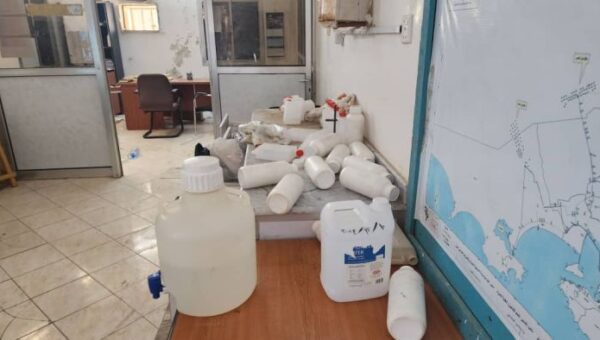 عدن  مؤسسة المياه تدعو المواطنين لإعادة أجهزة فحص المياه بعد تعرض المختبر للنهب