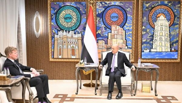 رئيس مجلس القيادة في لقائه بالمبعوث الأممي يشيد بموقف الأمم المتحدة الداعم لوحدة اليمن واستقراره وسلامة اراضيه