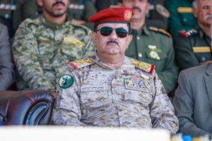 رئيس مجلس القيادة يُعفي وزير الدفاع ويحيله للتقاعد