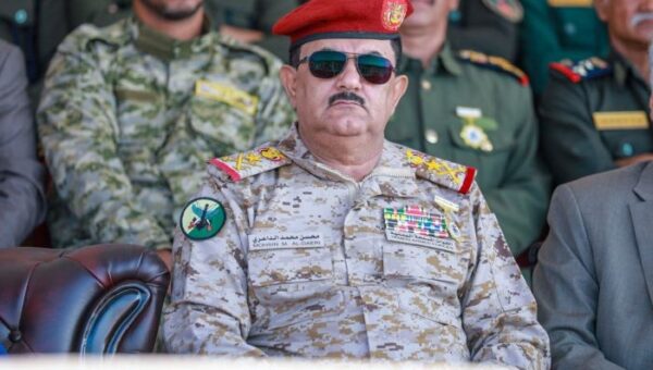 رئيس مجلس القيادة يُعفي وزير الدفاع ويحيله للتقاعد