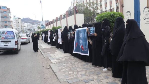 رابطة أمهات المختطفين في عدن تطالب بفتح ملف الإخفاء القسري