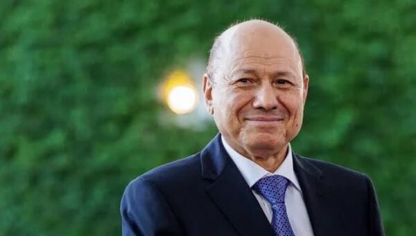 رئيس مجلس القيادة يوجه بإغلاق جميع السجون، ومراكز الاحتجاز غير الشرعية في المحافظات المحررة، والإفراج الفوري عن المحتجزين خارج إطار القانون