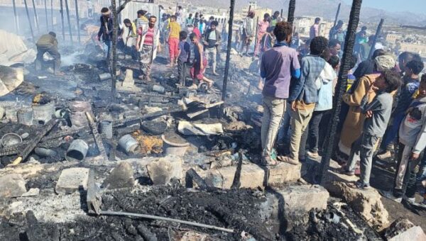 حريق هائل يلتهم مخيمًا للاجئين الصومال بمديرية قعطبة في الضالع