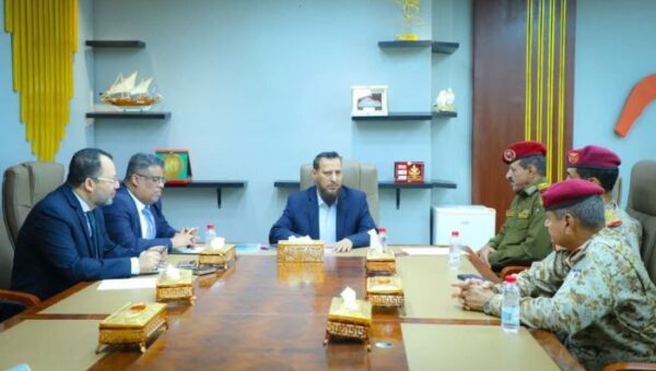 محافظ عدن يوجّه ببدء تنفيذ خطة لإعادة تموضع القوات العسكرية خارج المدن