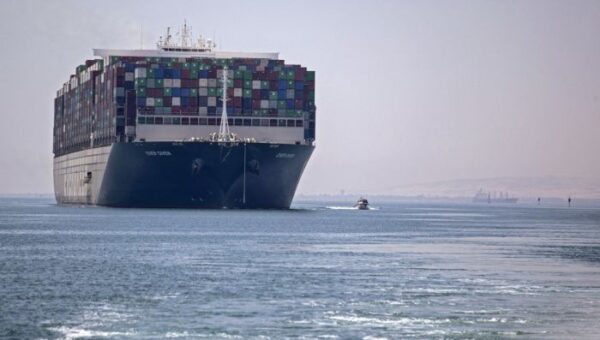 عملاق سفن الشحن يبدأ تدريجيًا باستئناف الملاحة بحذر