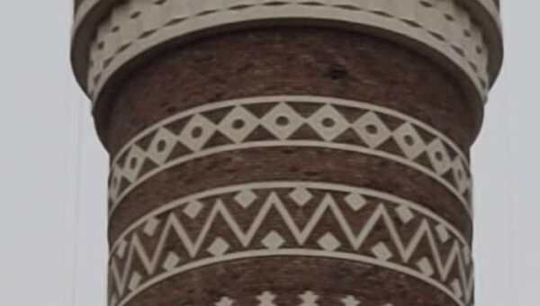 ميليشيا الحوثي تحول منارات “جامع الصالح” إلى أبراج استثمارية لشبكات الإنترنت