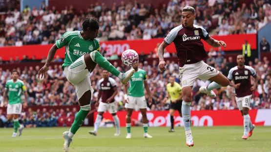 أستون فيلا يقهر نيوكاسل بثنائية ويتقاسم وصافة الدوري الإنجليزي مع مانشستر سيتي