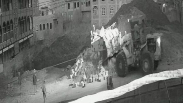 قيادي حوثي يستولي بالقوة على أرض مواطن في إب