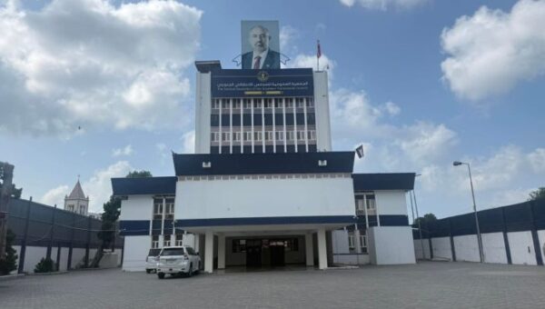 عدن.. قوة عسكرية تُغلق مقر المجلس الانتقالي في مدينة التواهي