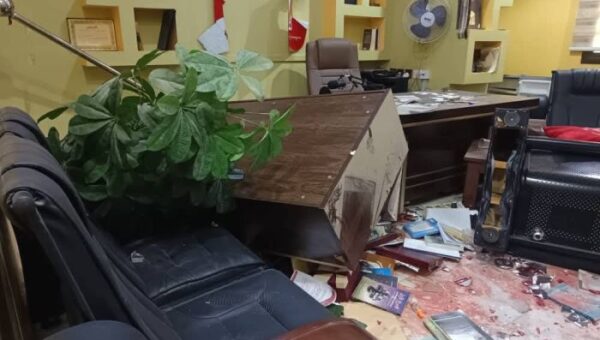 نقابة الصحفيين اليمنيين تدين اقتحام صحيفة عدن الغد وتطالب بمحاسبة المعتدين