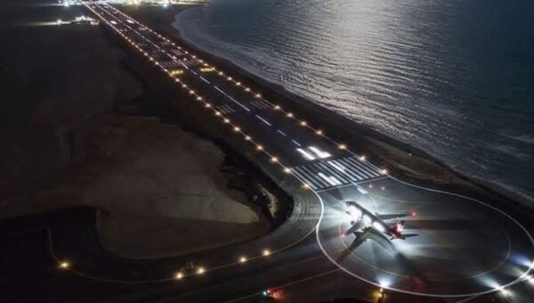 المخا.. طائرة “اليمنية” تعود إلى جدة بعد تهديدات حوثية