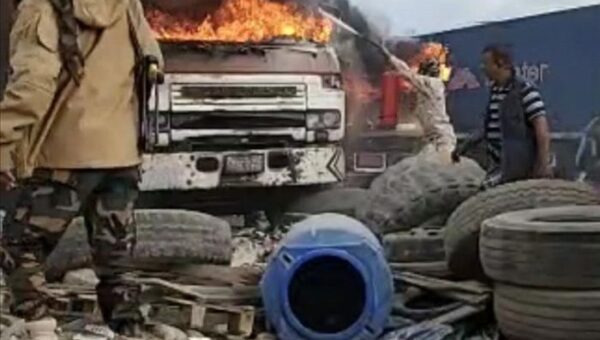 اندلاع حريق هائل يلتهم شاحنات في ساحة جمارك ميناء الحاويات بعدن