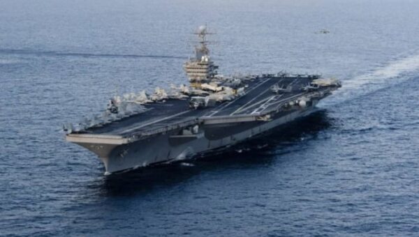 حاملة الطائرات الأمريكية “أبراهام لنكولن” تعيد تمركزها قرب خليج عدن