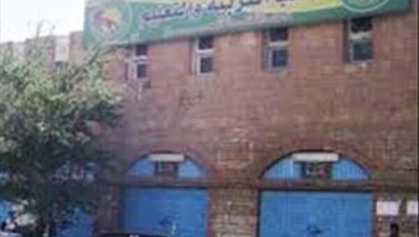 تعز: معلمو “شرعب السلام” ينددون باستقطاعات “تعسفية” من رواتبهم ويطالبون بتحقيق عاجل