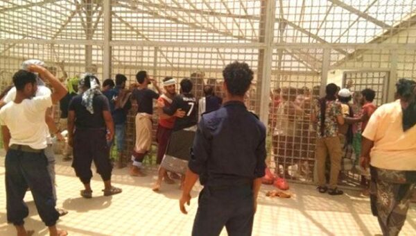 أهالي سجناء “بئر أحمد” يرفعون بلاغاً عاجلاً للنائب العام حول وقائع تعذيب جماعي