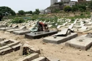 وثائق رسمية: النيابة العامة تتهم قيادياً حوثياً بالاعتداء على مقبرة ونبش قبور في حجة