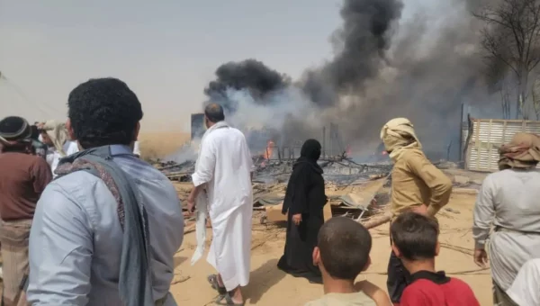حريق يلتهم 15 مسكنًا للنازحين في مخيم الوحدة شمالي مأرب وسط تحذيرات من تزايد الحرائق
