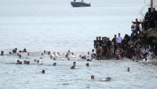 فقدان يمنيين ووفاة شاب خلال موجة تدفق المهاجرين إلى سبتة