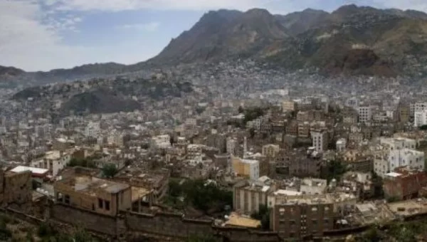 مدفعية القوات الحكومية تستهدف طقما حوثيا أثناء محاولة تسلل