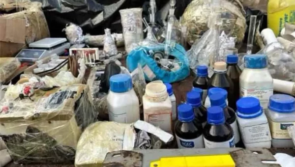 حضرموت .. ضبط معمل متفجرات ومطلوبين في عملية أمنية بالعبر