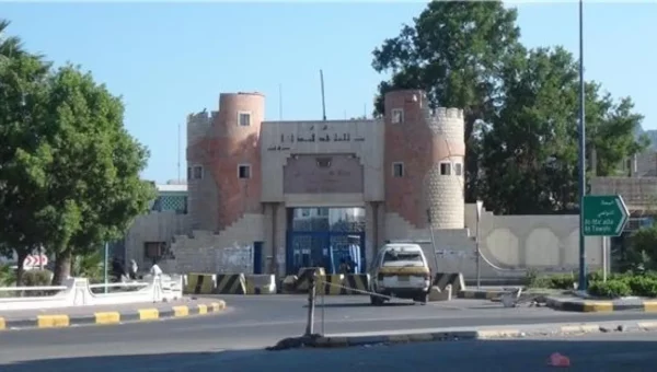 الداخلية تعلن ضبط متهمين في قضايا قتل وإطلاق نار بحضرموت ولحج