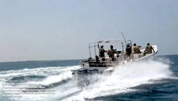 قوات خفر السواحل تنقذ طاقم سفينة هندية تعرضت لهجوم في البحر الأحمر