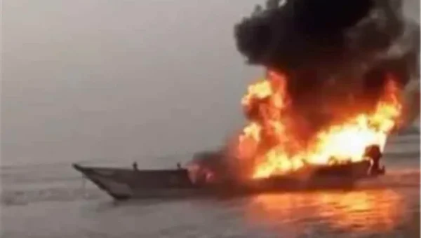 بعد إحراق قاربهم.. مليشيا الحوثي تختطف 7 صيادين من أبناء الخوخة