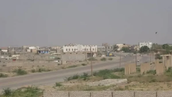 إصابة مدنيين اثنين بقصف حوثي استهدف منازل سكنية في حيس جنوب الحديدة