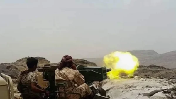 ردا على قصف مليشيا الحوثي.. مدفعية القوات تستهدف مواقع المليشيا في جبهات تعز