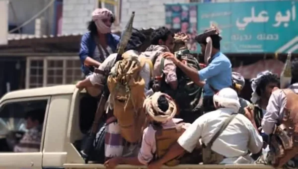 مليشيا الحوثي تحشد شباناً قسراً في الحديدة للزج بهم في معارك