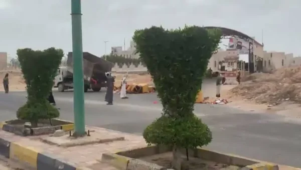 المهرة .. مسلحون قبليون يقتادون سيارة مخصصة للنفايات، ويرمون محتوياتها أمام بوابة المحافظة
