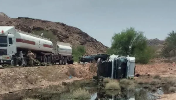 شبوة.. تصادم شاحنتين يتسبب بتسرب مادة يُشتبه بأنها نفط خام في الروضة