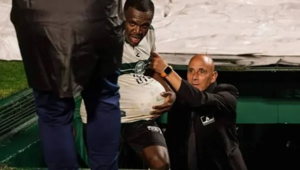 احتفال بهدف ملغى ينتهي بسقوط وإصابة لاعب برازيلي داخل نفق الملعب.. فيديو