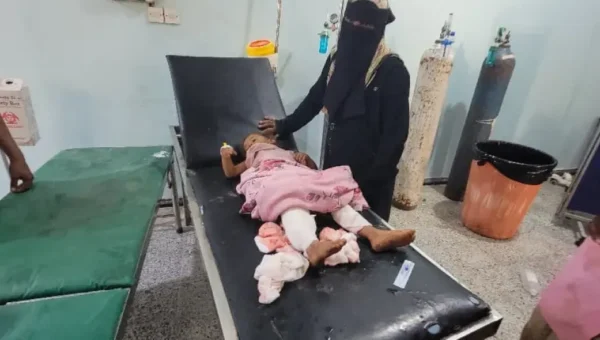إصابة طفلتين شقيقتين في حيس بقصف حوثي