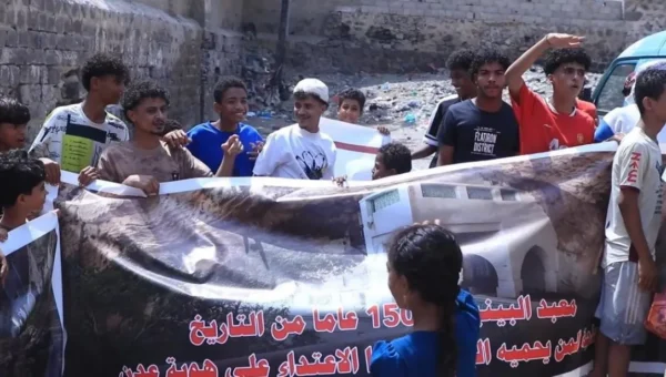 عدن: وقفة احتجاجية أمام معبد الخساف رفضاً لمحاولات الاستيلاء على حرم الموقع الأثري
