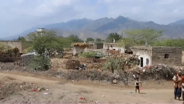 بأكثر من 20 قذيفة.. مليشيا الحوثي تقصف أربع قرى سكنية شمال حيس