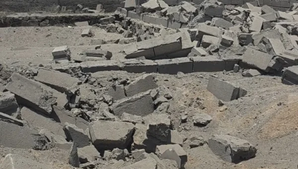 الحديدة | الحوثي يستهدف بصاروخ بالستي الأعيان المدنية في القطابا شمال الخوخة