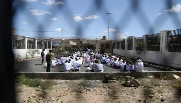 تقرير حقوقي: أكثر من 5 آلاف مدني ما يزالون في السجون الحوثية