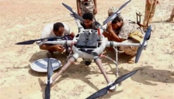 مقتل جندي وإصابة آخرين باستهداف حوثي بطائرة مسيّرة في يافع