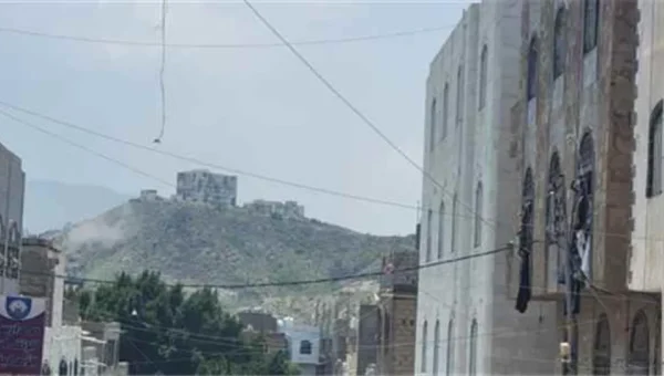 قصف حوثي يستهدف أحياء سكنية شمالي تعز