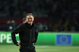 إنريكي يرد على مورينيو: الكرة الذهبية يجب أن تذهب للاعب باريس سان جيرمان