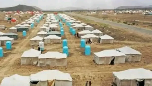 مركز حقوقي يدين استهداف الحوثيين مخيمًا للنازحين في مارب