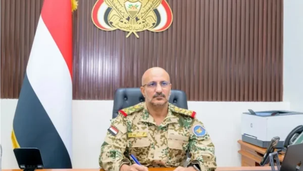 الفريق طارق صالح يوجه بترتيب الصفوف وإعادة تجميع القوات بالتشاور مع التحالف