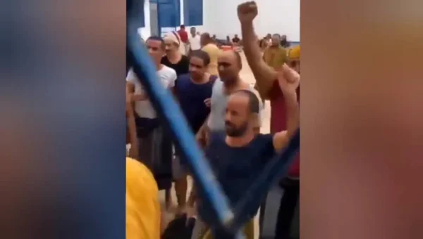 الحوثيون يقتحمون مراكز أمن حيس والخوخة والمخا ويطلقون سراح سجناء على ذمة قضايا جنائية وإرهابية