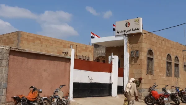 الحوثيون يقتحمون مقرات القضاء في الحديدة.. نهبٌ للوثائق وانتهاكٌ لحصانة القضاة