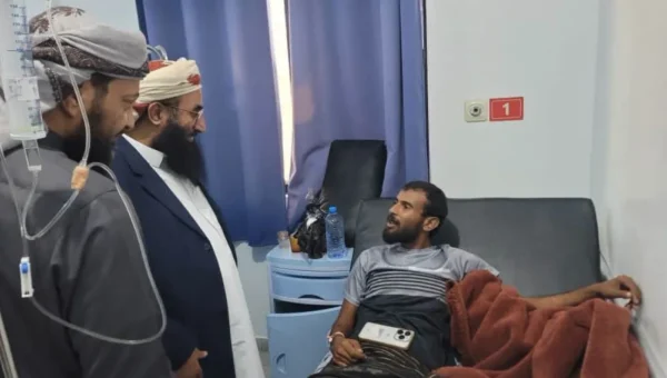 وزير الأوقاف يتفقد جرحى موظفي الأوقاف والقوات المسلحة في عدن