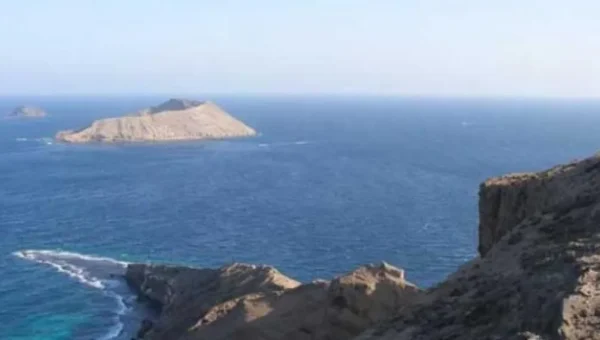مصدر عسكري: الحوثيون يحفرون خنادق ويلغمون مضيق باب المندب
