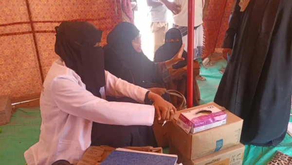 «سند وتكافل» تتفقد أوضاع نازحي الساحل التهامي في عدن وتقدم مساعدات لـ400 أسرة